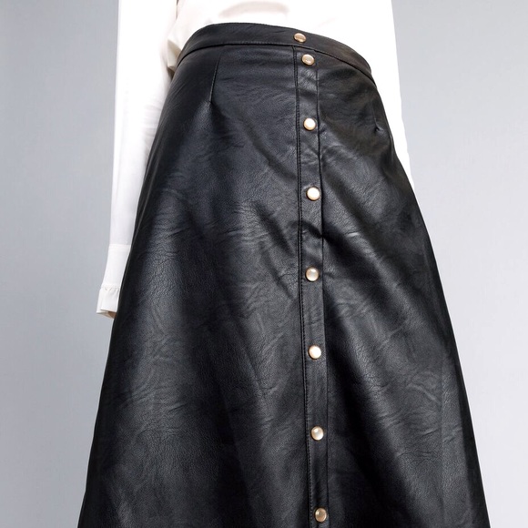 amerella Dresses & Skirts - 🤑🖤sexy button down skirt!